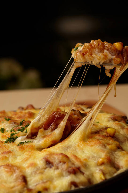 奶酪,无人,竖图,俯视,室内,特写,白天,烹饪,西餐,餐桌,桌子,餐具,阴影,反射,木制,碟子,盘,影子,白米,谷类,谷物,肉,干酪,起司,料理,食品,米,芝士,营养,培根,猪肉,大米,菜肴,美食,肉类,食物,三个,一个,盘子,木制品,碟,乳酪,西式,佳肴,单个,餐台,乳制品,发酵,焗饭,肉食,豚肉,彩图,高角度拍摄,烟肉,腌熏,shjb1,芝士培根焗饭