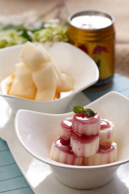 无人,竖图,俯视,室内,特写,白天,烹饪,餐桌,桌子,蔬菜,餐具,水果,叶子,朦胧,模糊,新鲜,盛开,碟子,盘,液体,陶瓷,哈密瓜,山药,生食,薄荷,料理,食品,果实,绿叶,甜瓜,银丹草,陶瓷制品,花蕾,蔬果,菜肴,美食,花,花瓣,花朵,鲜花,食物,饮料,三个,黄色,紫色,盘子,容器,碟,碗,果酱,花苞,花蕊,嫩叶,佳肴,有机食品,绿色食品,餐台,储藏,一瓶,储存,解渴,网纹瓜,甘瓜,蓝莓酱,恢复,薯蓣,怀山药,淮山药,玉延,山薯,补充,体力,功能性饮料,功能饮料,果子酱,斑叶凤梨薄荷,夜息香,叶,叶片,彩图,高角度拍摄,蓝莓山药,贮存,红牛,shjb1