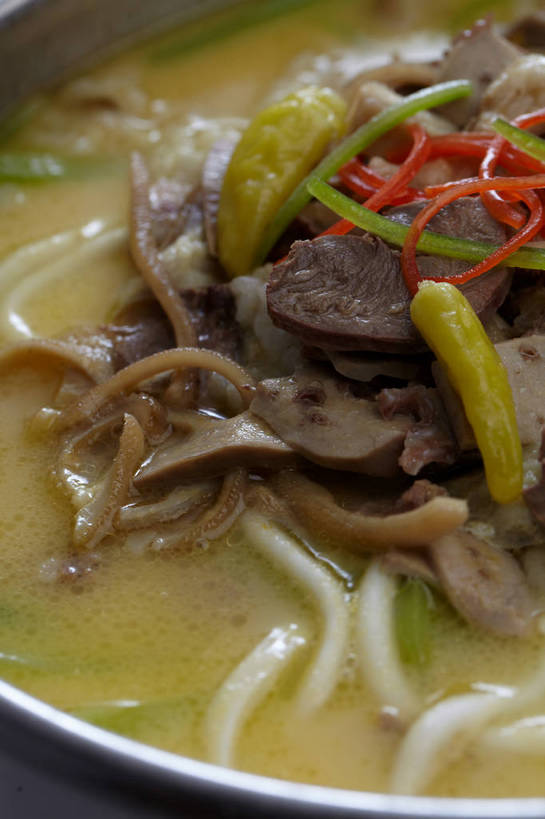 面食,面条,无人,竖图,俯视,室内,特写,白天,烹饪,萝卜,胡萝卜,辣椒,蔬菜,一堆,许多,堆叠,堆积,新鲜,调料,面,肉,料理,食品,调味品,很多,调味料,菜肴,美食,肉类,食物,一个,红色,绿色,容器,碗,佳肴,有机食品,绿色食品,单个,泡椒,储藏,堆,储存,汤面,黄萝卜,番萝卜,肉食,辣角,红海椒,大椒,辣虎,广椒,辣子,红萝卜,红辣椒,海椒,甘荀,番椒,彩图,高角度拍摄,丁香萝卜,胡芦菔金,金笋,贮存,鱼辣子,shjb1