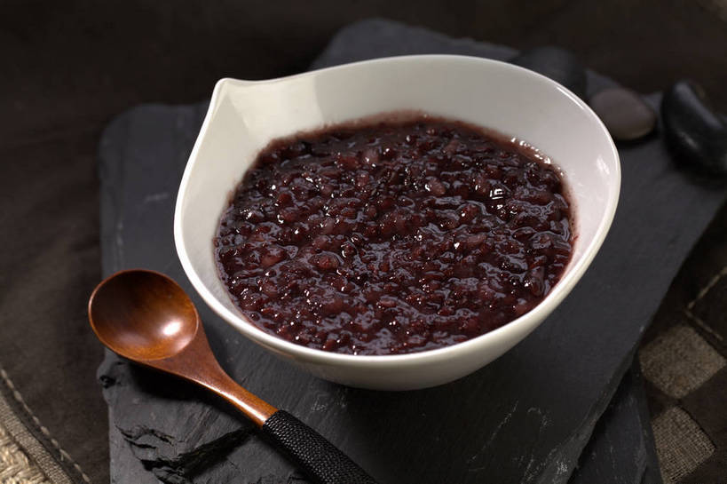 点心,无人,横图,俯视,室内,特写,白天,植物,餐桌,桌子,豆,一堆,许多,堆叠,堆积,木制,勺子,陶瓷,豆类,豆子,红豆,食品,甜点,甜品,红豆沙,陶瓷制品,很多,食物,两个,红色,白色,木制品,容器,调羹,汤匙,碗,甜食,餐台,储藏,堆,储存,赤豆,豆沙,豆科,红小豆,彩图,高角度拍摄,贮存,豆蓉,小豆,红豆泥,shjb1