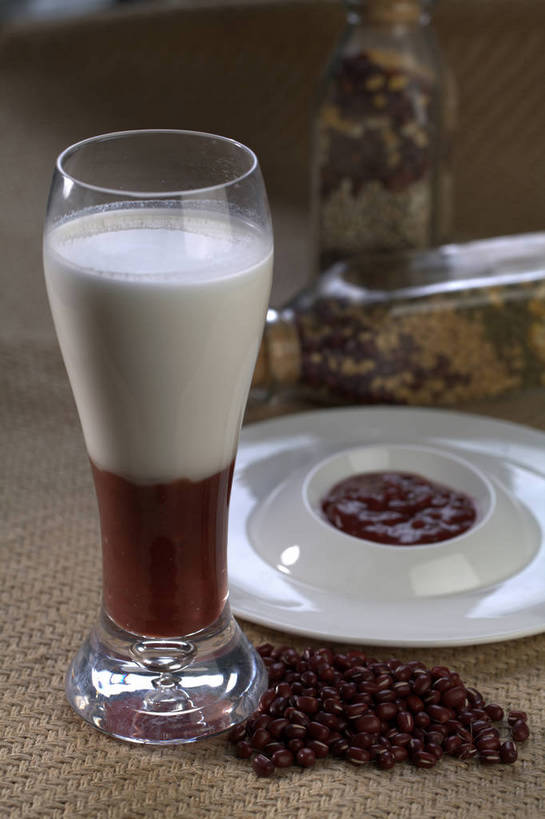 无人,竖图,俯视,室内,特写,白天,植物,餐桌,桌子,豆,杯子,餐具,一堆,许多,堆叠,堆积,朦胧,模糊,碟子,盘,陶瓷,豆类,豆子,红豆,红豆沙,陶瓷制品,饮品,很多,一杯,玻璃制品,饮料,两个,三个,红色,白色,盘子,瓶子,容器,水杯,碟,碗,餐台,储藏,堆,储存,可口,赤豆,豆沙,豆科,红小豆,适口,玻璃杯,彩图,高角度拍摄,贮存,豆蓉,小豆,红豆泥,shjb1