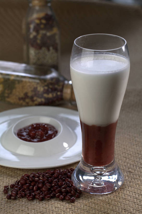 无人,竖图,俯视,室内,特写,白天,植物,餐桌,桌子,豆,杯子,餐具,一堆,许多,堆叠,堆积,朦胧,模糊,碟子,盘,陶瓷,豆类,豆子,红豆,红豆沙,陶瓷制品,饮品,很多,一杯,玻璃制品,饮料,两个,三个,红色,白色,盘子,瓶子,容器,水杯,碟,碗,餐台,储藏,堆,储存,可口,赤豆,豆沙,豆科,红小豆,适口,玻璃杯,彩图,高角度拍摄,贮存,豆蓉,小豆,红豆泥,shjb1