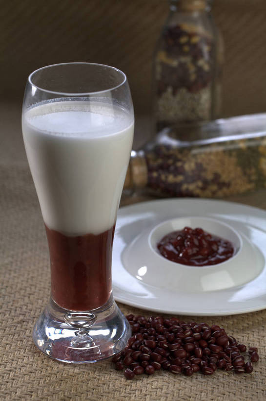 无人,竖图,俯视,室内,特写,白天,植物,餐桌,桌子,豆,杯子,餐具,一堆,许多,堆叠,堆积,朦胧,模糊,碟子,盘,陶瓷,豆类,豆子,红豆,红豆沙,陶瓷制品,饮品,很多,一杯,玻璃制品,饮料,两个,三个,红色,白色,盘子,瓶子,容器,水杯,碟,碗,餐台,储藏,堆,储存,可口,赤豆,豆沙,豆科,红小豆,适口,玻璃杯,彩图,高角度拍摄,贮存,豆蓉,小豆,红豆泥,shjb1