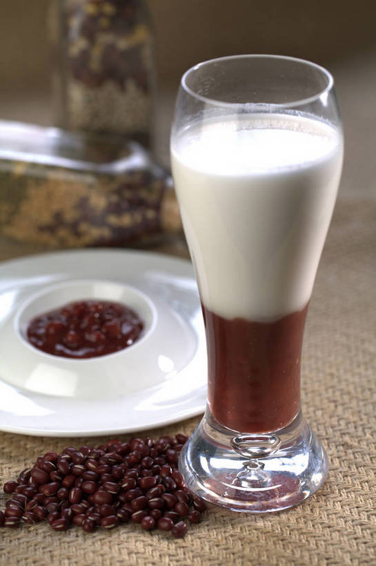 无人,竖图,俯视,室内,特写,白天,植物,餐桌,桌子,豆,杯子,餐具,一堆,许多,堆叠,堆积,朦胧,模糊,碟子,盘,陶瓷,豆类,豆子,红豆,红豆沙,陶瓷制品,饮品,很多,一杯,玻璃制品,饮料,两个,三个,红色,白色,盘子,瓶子,容器,水杯,碟,碗,餐台,储藏,堆,储存,可口,赤豆,豆沙,豆科,红小豆,适口,玻璃杯,彩图,高角度拍摄,贮存,豆蓉,小豆,红豆泥,shjb1