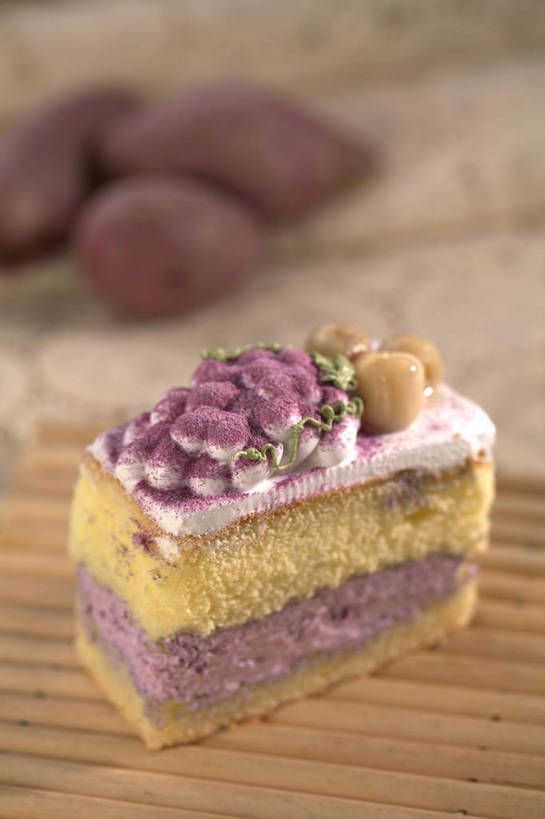 点心,无人,竖图,俯视,室内,特写,白天,下午茶,餐桌,桌子,蔬菜,叶子,一块,切开,朦胧,模糊,新鲜,木制,粉末,食品,绿叶,杯垫,食物,一个,白色,木制品,垫子,奶油,切,嫩叶,粉,有机食品,绿色食品,单个,餐台,乳制品,紫薯,剖面,切面,粉状,粉剂,黑薯,激凌,克林姆,淇淋,紫红薯,叶,叶片,山芋,甘薯,番薯,地瓜,彩图,高角度拍摄,蛋糕,shjb1