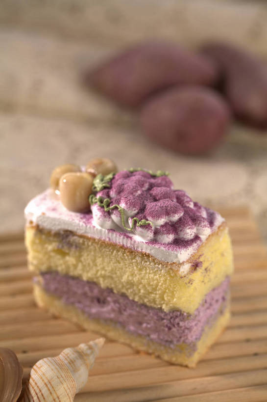 点心,无人,竖图,俯视,室内,特写,白天,下午茶,餐桌,桌子,蔬菜,叶子,一块,切开,朦胧,模糊,新鲜,木制,粉末,食品,绿叶,杯垫,食物,一个,白色,木制品,垫子,奶油,切,嫩叶,粉,有机食品,绿色食品,单个,餐台,乳制品,紫薯,剖面,切面,粉状,粉剂,黑薯,激凌,克林姆,淇淋,紫红薯,叶,叶片,山芋,甘薯,番薯,地瓜,彩图,高角度拍摄,蛋糕,shjb1