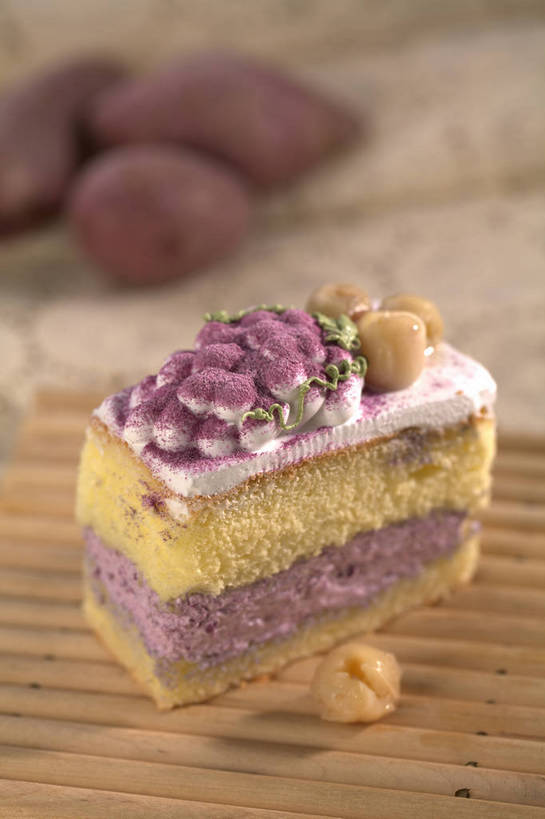 点心,无人,竖图,俯视,室内,特写,白天,下午茶,餐桌,桌子,蔬菜,叶子,一块,切开,朦胧,模糊,新鲜,木制,粉末,食品,绿叶,杯垫,食物,一个,白色,木制品,垫子,奶油,切,嫩叶,粉,有机食品,绿色食品,单个,餐台,乳制品,紫薯,剖面,切面,粉状,粉剂,黑薯,激凌,克林姆,淇淋,紫红薯,叶,叶片,山芋,甘薯,番薯,地瓜,彩图,高角度拍摄,蛋糕,shjb1