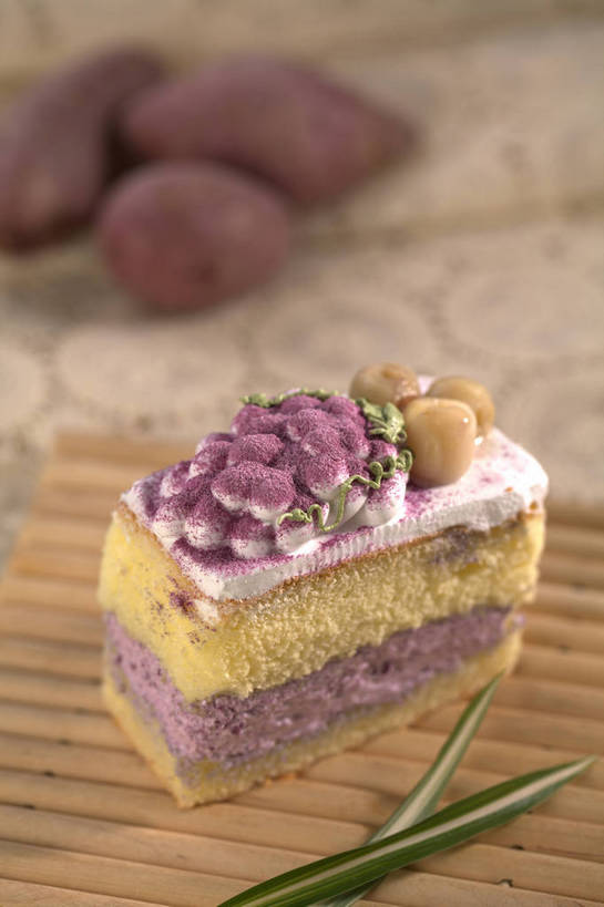 点心,无人,竖图,俯视,室内,特写,白天,下午茶,餐桌,桌子,蔬菜,叶子,一块,切开,朦胧,模糊,新鲜,木制,粉末,食品,绿叶,杯垫,食物,一个,白色,木制品,垫子,奶油,切,嫩叶,粉,有机食品,绿色食品,单个,餐台,乳制品,紫薯,剖面,切面,粉状,粉剂,黑薯,激凌,克林姆,淇淋,紫红薯,叶,叶片,山芋,甘薯,番薯,地瓜,彩图,高角度拍摄,蛋糕,shjb1