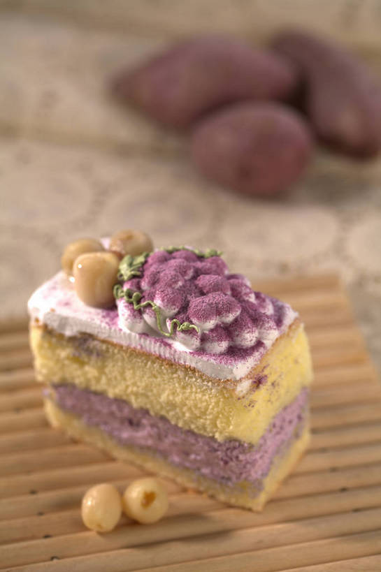 点心,无人,竖图,俯视,室内,特写,白天,下午茶,餐桌,桌子,蔬菜,叶子,一块,切开,朦胧,模糊,新鲜,木制,粉末,食品,绿叶,杯垫,食物,一个,白色,木制品,垫子,奶油,切,嫩叶,粉,有机食品,绿色食品,单个,餐台,乳制品,紫薯,剖面,切面,粉状,粉剂,黑薯,激凌,克林姆,淇淋,紫红薯,叶,叶片,山芋,甘薯,番薯,地瓜,彩图,高角度拍摄,蛋糕,shjb1