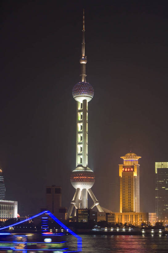 竖图,彩色,室外,旅游,度假,美景,天际线,城市风光,城市,建筑,夜景,上海,中国,繁华,景观,灯光,娱乐,现代,东方明珠,黄浦江,浦东,建筑物,灯,享受,休闲,闪耀,景色,放松,摄影,经济,闪烁,发展,东方明珠电视塔,繁荣,发达,金融区,河,夜,彩图,旅行,bj174