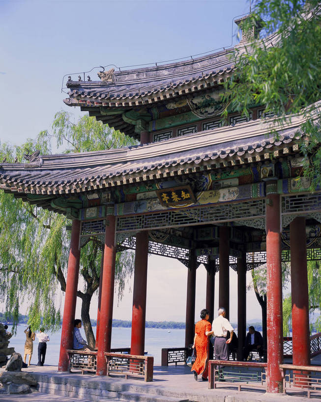 颐和园,宫殿,竖图,彩色,室外,白天,旅游,度假,湖,名胜古迹,标志建筑,地标,建筑,柳树,雕塑,北京,中国,亚洲,游人,风俗,清澈,遗迹,艺术,装饰,雕刻,雕像,柱子,亭子,文化遗产,古迹,历史,文物,娱乐,建设,传统,古建筑,树,蓝天,工艺品,凉亭,湖水,天,享受,休闲,旅游胜地,放松,精神,竖,摄影,古代建筑,纪念,园林,美术,矗立,象征,美好,主题,耸立,感受,陈列,古文明,东亚,昆明湖,中华人民共和国,功能,美学,挺立,古代文明,明澈,清彻,清亮,制度,特征,彩图,旅行,知春亭,bj174