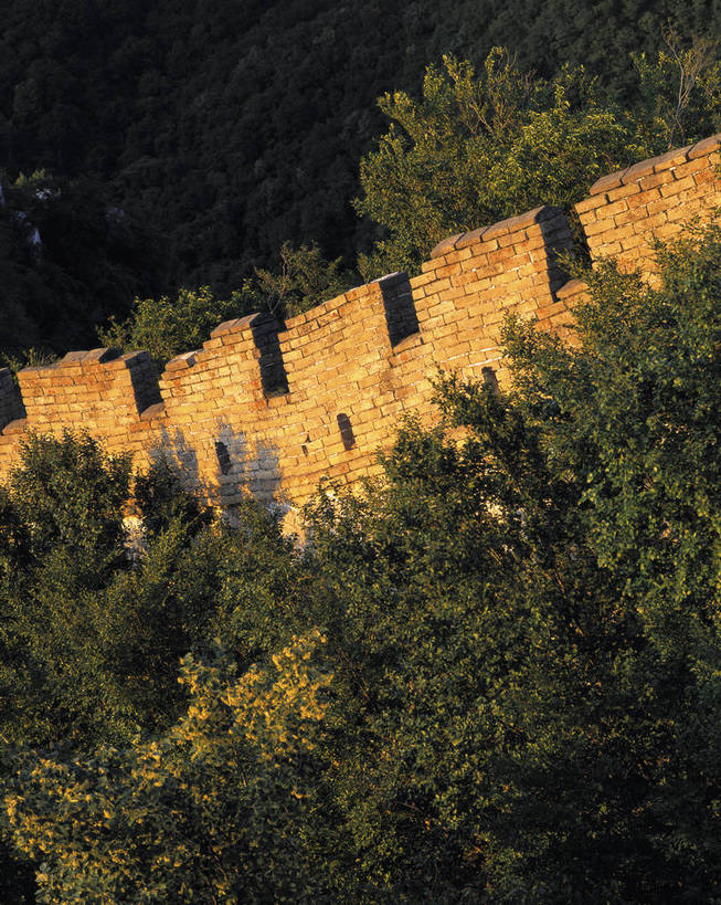 竖图,彩色,室外,白天,旅游,度假,名胜古迹,山,标志建筑,地标,建筑,北京,长城,中国,亚洲,游人,风俗,遗迹,砖,文化遗产,古迹,历史,文物,娱乐,建设,传统,城墙,古建筑,享受,休闲,旅游胜地,放松,精神,竖,摄影,古代建筑,矗立,象征,美好,耸立,感受,古文明,东亚,中华人民共和国,威严,挺立,奇迹,伟大,古代文明,制度,特征,彩图,旅行,bj174