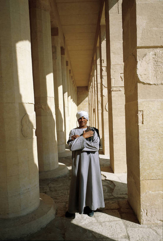 寺庙,竖图,彩色,室外,白天,旅游,度假,名胜古迹,标志建筑,城市,地标,建筑,非洲,埃及,遗迹,文化遗产,神庙,古迹,文化,文物,娱乐,建设,古建筑,石柱,享受,休闲,旅游胜地,放松,竖,摄影,古代建筑,神殿,矗立,文明,耸立,古文明,北非,首府,卢克索,阿拉伯埃及共和国,金字塔之国,棉花之国,挺立,阿非利加洲,卢克索省,奇迹,古埃及文明,古代文明,哈采普苏特神庙,哈特舍普苏特神庙,哈特谢普苏特神殿,哈特谢普苏特神庙,哈谢普苏神殿,哈谢普苏神庙,哈兹海普苏特女王殿,海普苏特神殿,海普苏特神庙,海普苏特王后神庙,赫雀瑟神庙,女王神殿,女王神庙,普苏特神殿,普苏特神庙,彩图,旅行,庙,埃及卢克索,bj174