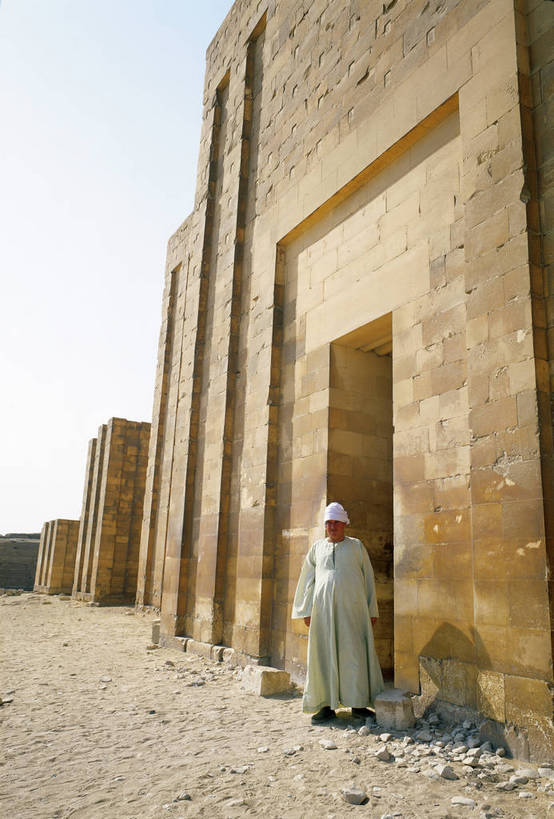 竖图,彩色,室外,白天,旅游,度假,名胜古迹,标志建筑,地标,建筑,非洲,埃及,清澈,遗迹,城堡,文化遗产,古迹,历史,文化,文物,娱乐,建设,古建筑,石柱,蓝色,天空,天,享受,休闲,旅游胜地,金字塔,放松,竖,摄影,古代建筑,矗立,文明,耸立,古文明,北非,萨卡拉,古代七大奇迹,阿拉伯埃及共和国,金字塔之国,棉花之国,挺立,阿非利加洲,奇迹,古埃及文明,古代文明,明澈,清彻,清亮,阶梯金字塔,塞加拉,圣卡拉梯形金字塔,康翁波神庙,彩图,旅行,标志性建筑,左塞尔金字塔,康翁波,bj174