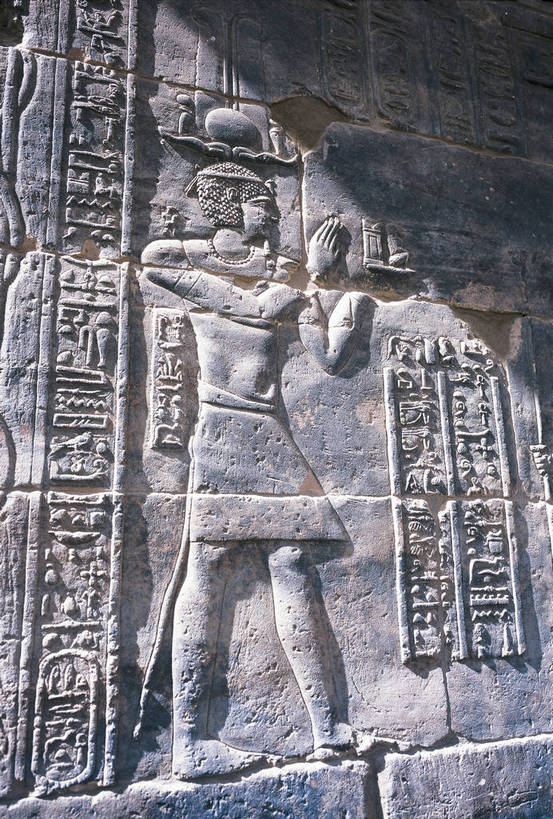 寺庙,竖图,彩色,室外,白天,旅游,度假,绘画,名胜古迹,标志建筑,城市,地标,建筑,雕塑,尼罗河,非洲,埃及,遗迹,艺术,装饰,雕刻,雕像,浮雕,文化遗产,神庙,古迹,文化,文物,娱乐,建设,古建筑,工艺品,享受,休闲,旅游胜地,放松,竖,摄影,古代建筑,纪念,美术,矗立,文明,主题,耸立,陈列,古文明,北非,首府,阿拉伯埃及共和国,金字塔之国,棉花之国,功能,美学,阿斯旺,阿斯旺省,挺立,阿非利加洲,奇迹,古埃及文明,菲莱神庙,画画,彩图,旅行,庙,菲莱岛,菲莱,bj174