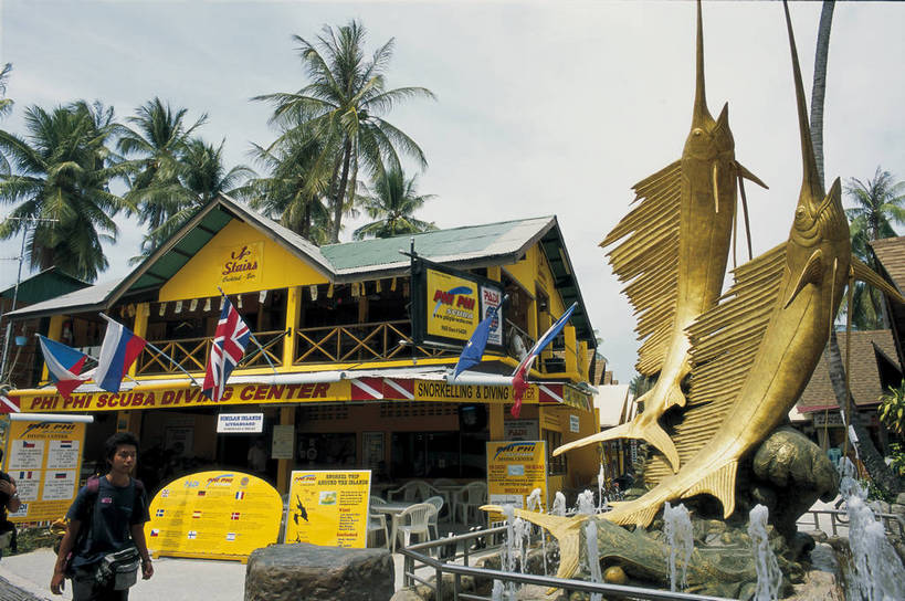 横图,彩色,室外,白天,旅游,度假,名胜古迹,沙滩,标志建筑,地标,建筑,轮船,棕榈树,泰国,亚洲,游客,遗迹,热带,热带风光,古迹,文物,娱乐,建设,古建筑,游轮,游船,蓝色,天空,自然,天,享受,休闲,旅游胜地,放松,摄影,生活方式,度假村,美好,自然风光,南亚,古文明,皮皮岛,海滩,彩图,观光,旅行,bj174