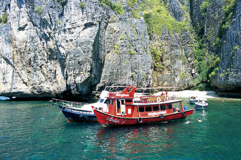 横图,彩色,室外,白天,旅游,度假,海洋,名胜古迹,标志建筑,地标,建筑,轮船,泰国,亚洲,游客,遗迹,热带,热带风光,古迹,文物,娱乐,建设,古建筑,游轮,游船,蓝色,自然,海水,享受,休闲,石壁,旅游胜地,放松,摄影,峭壁,生活方式,海滨,度假村,美好,自然风光,南亚,古文明,皮皮岛,海,彩图,观光,旅行,bj174