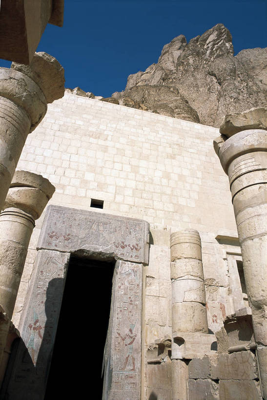 寺庙,竖图,彩色,室外,白天,旅游,度假,名胜古迹,标志建筑,城市,地标,建筑,非洲,埃及,清澈,遗迹,文化遗产,神庙,古迹,文化,文物,娱乐,建设,古建筑,石柱,蓝色,天空,天,享受,休闲,旅游胜地,放松,竖,摄影,古代建筑,神殿,矗立,文明,耸立,古文明,北非,首府,卢克索,阿拉伯埃及共和国,金字塔之国,棉花之国,挺立,阿非利加洲,卢克索省,奇迹,古埃及文明,古代文明,明澈,清彻,清亮,哈采普苏特神庙,哈特舍普苏特神庙,哈特谢普苏特神殿,哈特谢普苏特神庙,哈谢普苏神殿,哈谢普苏神庙,哈兹海普苏特女王殿,海普苏特神殿,海普苏特神庙,海普苏特王后神庙,赫雀瑟神庙,女王神殿,女王神庙,普苏特神殿,普苏特神庙,彩图,旅行,庙,埃及卢克索,bj174