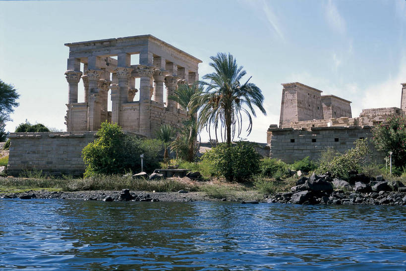 寺庙,横图,彩色,室外,白天,旅游,度假,名胜古迹,标志建筑,城市,地标,建筑,尼罗河,非洲,埃及,清澈,遗迹,雕刻,河水,文化遗产,神庙,古迹,文化,文物,娱乐,建设,古建筑,石刻,蓝色,天空,天,享受,休闲,石壁,旅游胜地,放松,摄影,古代建筑,文明,古文明,北非,首府,阿拉伯埃及共和国,金字塔之国,棉花之国,阿斯旺,阿斯旺省,阿非利加洲,奇迹,古埃及文明,古代文明,明澈,清彻,清亮,菲莱神庙,河,彩图,旅行,庙,菲莱岛,菲莱,bj174