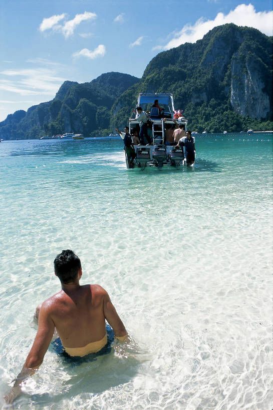 竖图,彩色,室外,白天,旅游,度假,运动,海洋,名胜古迹,标志建筑,地标,建筑,泰国,亚洲,游客,遗迹,热带,热带风光,古迹,文物,娱乐,建设,古建筑,海水,享受,休闲,游玩,旅游胜地,放松,竖,潜水,摄影,生活方式,活动,矗立,海滨,度假村,美好,南亚,耸立,古文明,皮皮岛,挺立,海,彩图,观光,旅行,bj174