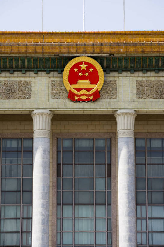 人民大会堂,竖图,彩色,室外,白天,旅游,度假,美景,城市风光,城市,建筑,指示牌,北京,天安门广场,中国,亚洲,标志,景观,纪念碑,历史,娱乐,标识,建筑物,享受,休闲,景色,放松,竖,摄影,纪念,政治,东亚,发展,国徽,中华人民共和国,发达,共产主义,彩图,旅行,高楼,bj174