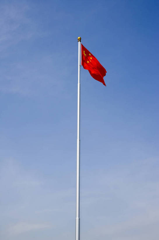 竖图,彩色,室外,特写,白天,旅游,城市,建筑,指示牌,国旗,北京,天安门广场,中国,亚洲,标志,纪念碑,历史,标识,红旗,建筑物,红色,蓝天,天空,天,竖,摄影,纪念,政治,东亚,发展,爱国,中华人民共和国,发达,共产主义,彩图,旅行,红,bj174