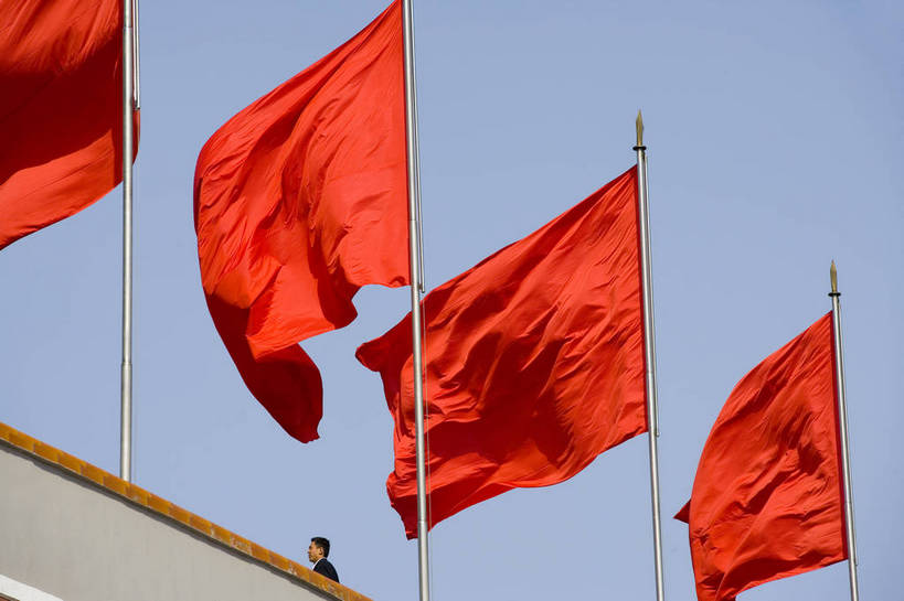 横图,彩色,室外,白天,旅游,城市,建筑,指示牌,北京,中国,亚洲,标志,纪念碑,历史,标识,红旗,建筑物,红色,摄影,纪念,政治,东亚,发展,中华人民共和国,发达,共产主义,彩图,旅行,红,bj174