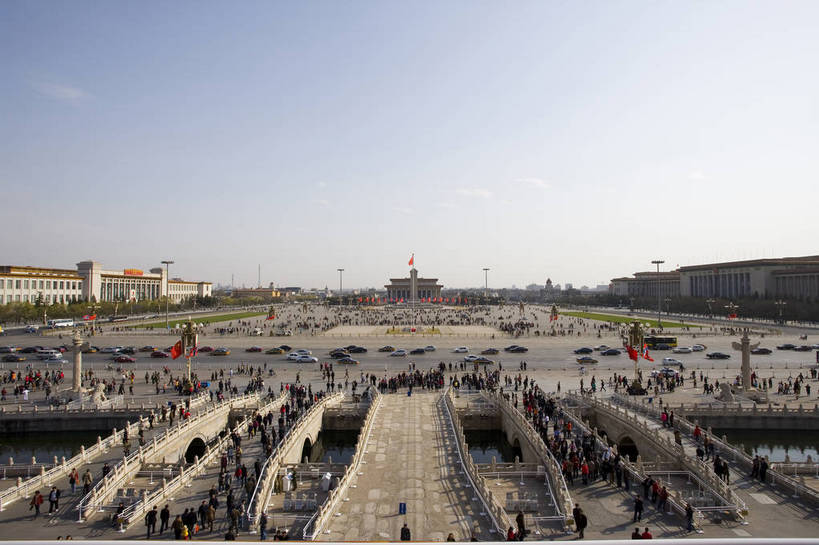 人群,横图,彩色,室外,白天,旅游,度假,美景,城市风光,城市,建筑,指示牌,北京,天安门广场,中国,亚洲,标志,景观,纪念碑,历史,娱乐,标识,红旗,建筑物,红色,享受,休闲,景色,放松,摄影,纪念,政治,东亚,发展,人民英雄纪念碑,中华人民共和国,毛主席纪念堂,发达,共产主义,毛泽东纪念堂,彩图,旅行,高楼,红,bj174