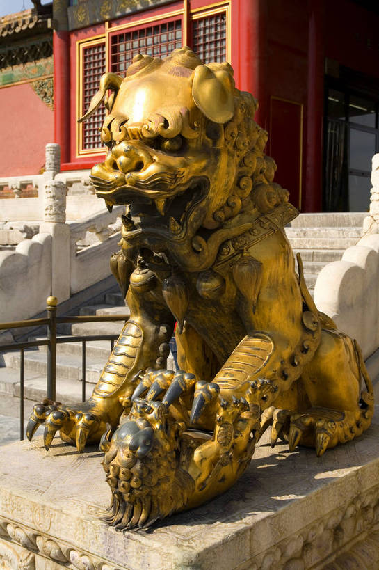 故宫,宫殿,竖图,彩色,室外,特写,白天,旅游,建筑,狮子,金属制品,雕塑,北京,中国,亚洲,局部,金属,龙,雕刻,雕像,塑像,文化遗产,首都,历史,建筑物,古代,蓝色,容器,紫禁城,闪耀,橙色,竖,摄影,储藏,严肃,部分,固定,蓝,权威,缸,铜,闪烁,镀金,储存,中国文化,狮,东亚,结实,首府,青铜,中华人民共和国,安稳,牢固,可靠,权力,威严,权势,闪动,闪灼,古远,巩固,坚固,牢靠,势力,尊严,橙,彩图,旅行,贮存,传统文化,bj174
