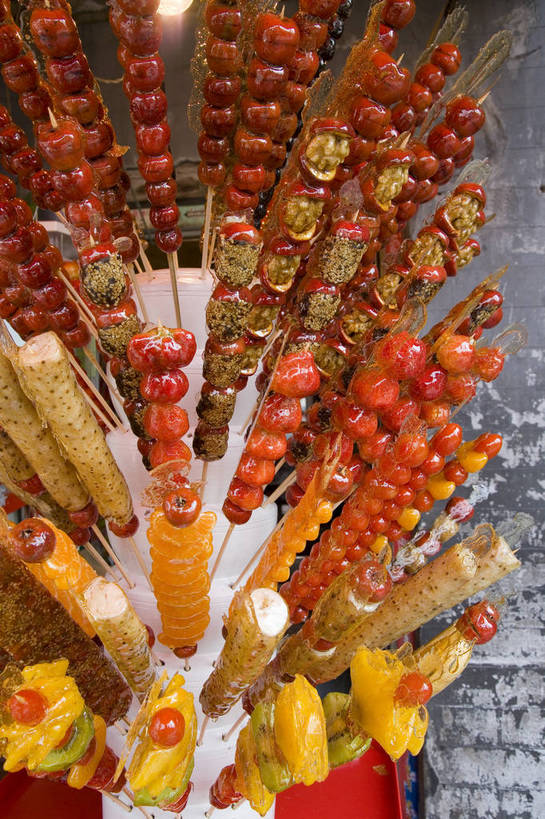 点心,竖图,彩色,室外,白天,城市,建筑,北京,中国,亚洲,风俗,民俗,葫芦,糖,甜点,首都,文化,小吃,建筑物,食物,山楂,中式,竖,摄影,糖葫芦,中国文化,东亚,冰糖葫芦,首府,中华人民共和国,糖球,彩图,居住区,传统文化,bj174