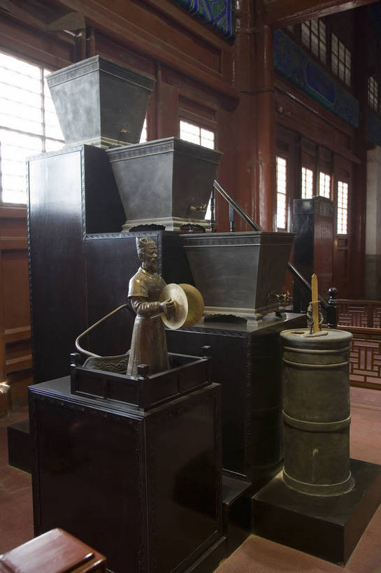 竖图,彩色,室内,白天,建筑,北京,中国,亚洲,柱子,鼓,首都,历史,建筑物,古代,红色,竖,摄影,中国文化,东亚,鼓楼,首府,中华人民共和国,古远,彩图,传统文化,红,bj174