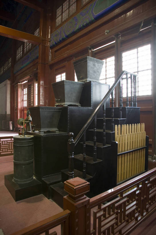 竖图,彩色,室内,白天,建筑,北京,中国,亚洲,柱子,鼓,首都,历史,建筑物,古代,红色,竖,摄影,中国文化,东亚,鼓楼,首府,中华人民共和国,古远,彩图,传统文化,红,bj174