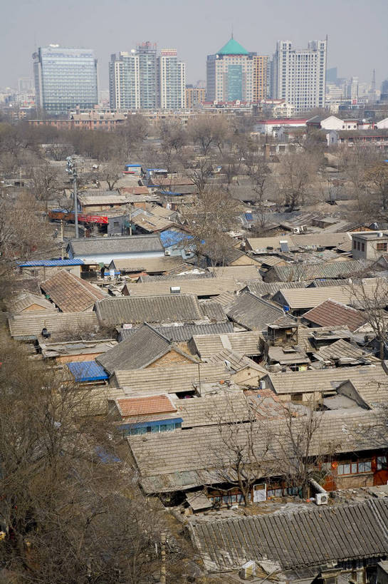 家,竖图,俯视,彩色,室外,白天,旅游,建材,城市,道路,胡同,建筑,街道,路,公路,北京,中国,亚洲,风俗,瓦片,房屋,屋顶,屋子,小巷,交通,首都,瓦,楼房,民居,建筑物,住宅,竖,摄影,建造,砖瓦,旧的,中国文化,建筑材料,东亚,屋瓦,首府,中华人民共和国,马路,彩图,旅行,房子,居住区,传统文化,屋面瓦,bj174