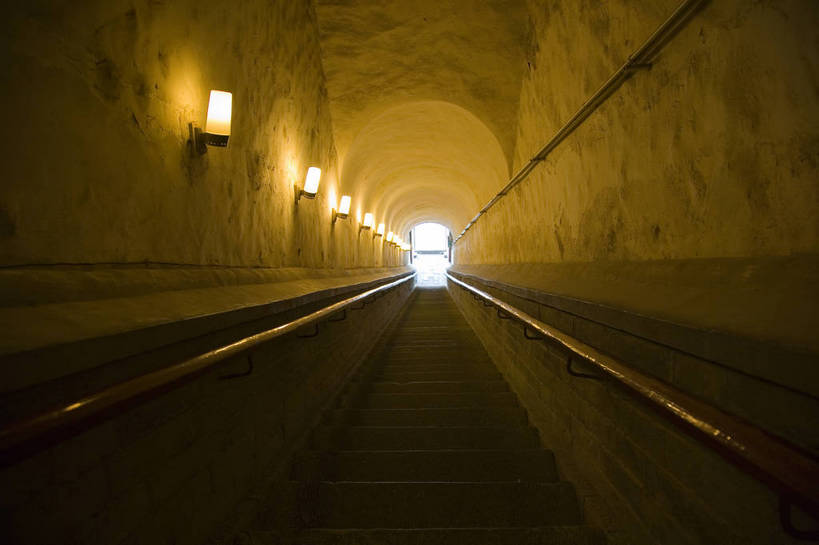 横图,彩色,神秘,楼梯,门,北京,中国,亚洲,扶手,阶梯,文化,台阶,灯,摄影,东亚,中华人民共和国,民族文化,彩图,传统文化,向下,bj174