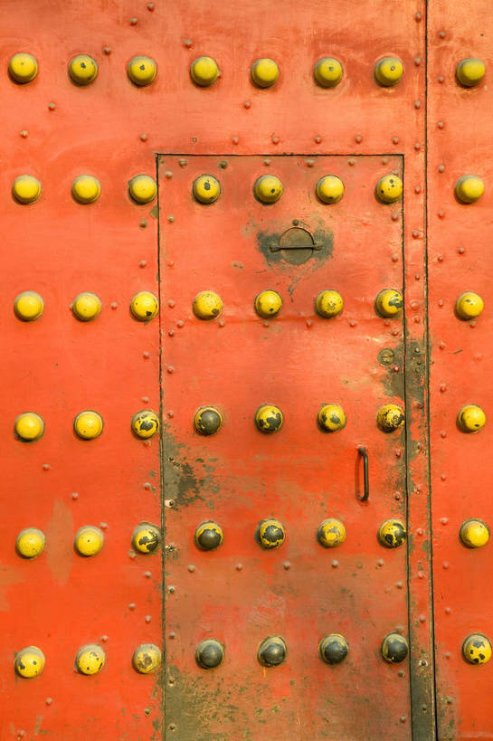 故宫,竖图,彩色,室外,白天,旅游,度假,名胜古迹,门,标志建筑,地标,建筑,金属制品,北京,中国,亚洲,遗迹,镶嵌,金属,大门,墙,文化遗产,古迹,文物,娱乐,建设,古建筑,建筑物,红色,紫禁城,享受,休闲,旅游胜地,放松,竖,摄影,中国文化,古文明,东亚,中华人民共和国,威严,彩图,旅行,传统文化,红,bj174