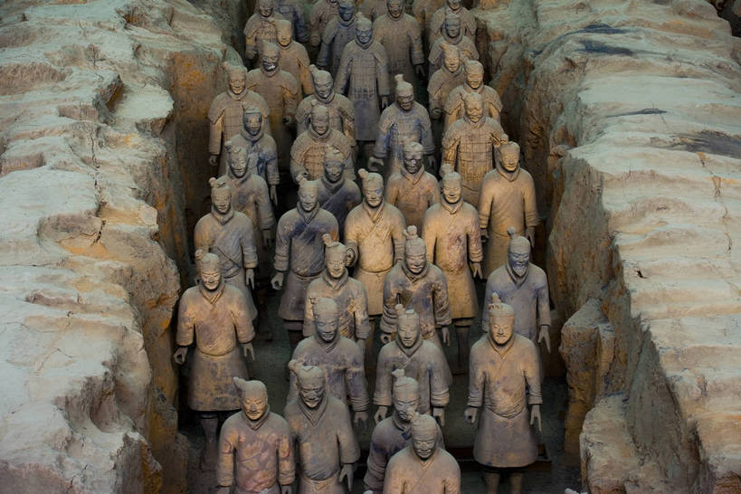 横图,彩色,室内,特写,白天,旅游,度假,名胜古迹,标志建筑,地标,建筑,雕塑,兵马俑,西安,中国,亚洲,许多,士兵,局部,遗迹,艺术,装饰,雕刻,雕像,浮雕,塑像,泥土,文化遗产,艺术品,很多,古迹,历史,文物,娱乐,建设,古建筑,建筑物,古代,工艺品,享受,休闲,旅游胜地,放松,摄影,古董,纪念,战士,美术,古物,文明,中国文化,主题,陈列,古玩,古文明,东亚,武装,陕西,陕西省,军队,中华人民共和国,功能,美学,古远,古代文明,一致,男人,男性,彩图,旅行,传统文化,服从,bj174