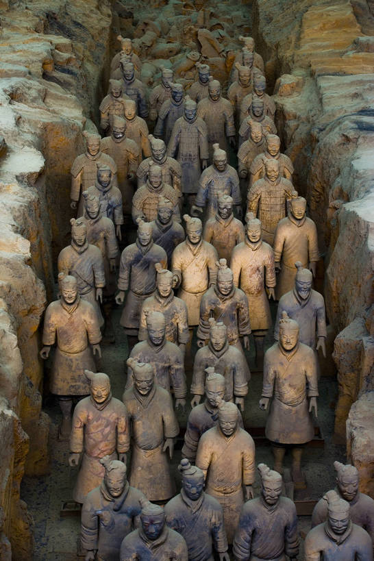 竖图,彩色,室内,特写,白天,旅游,度假,名胜古迹,标志建筑,地标,建筑,雕塑,兵马俑,西安,中国,亚洲,许多,士兵,局部,遗迹,艺术,装饰,雕刻,雕像,浮雕,塑像,泥土,文化遗产,艺术品,很多,古迹,历史,文物,娱乐,建设,古建筑,建筑物,古代,工艺品,享受,休闲,旅游胜地,放松,竖,摄影,古董,纪念,战士,美术,古物,文明,中国文化,主题,陈列,古玩,古文明,东亚,武装,陕西,陕西省,军队,中华人民共和国,功能,美学,古远,古代文明,一致,男人,男性,彩图,旅行,传统文化,服从,bj174