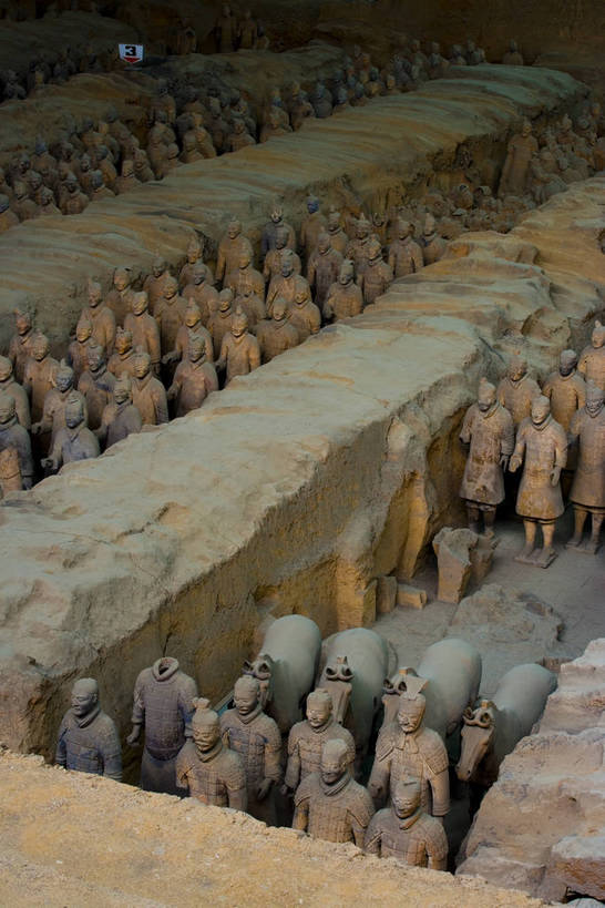 竖图,彩色,室内,特写,白天,旅游,度假,名胜古迹,标志建筑,地标,建筑,雕塑,兵马俑,西安,中国,亚洲,许多,士兵,局部,遗迹,艺术,装饰,雕刻,雕像,浮雕,塑像,泥土,文化遗产,艺术品,很多,古迹,历史,文物,娱乐,建设,古建筑,建筑物,古代,工艺品,享受,休闲,旅游胜地,放松,竖,摄影,古董,纪念,战士,美术,古物,文明,中国文化,主题,陈列,古玩,古文明,东亚,武装,陕西,陕西省,军队,中华人民共和国,功能,美学,古远,古代文明,一致,男人,男性,彩图,旅行,传统文化,服从,bj174