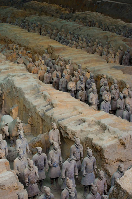 竖图,彩色,室内,特写,白天,旅游,度假,名胜古迹,标志建筑,地标,建筑,雕塑,兵马俑,西安,中国,亚洲,许多,士兵,局部,遗迹,艺术,装饰,雕刻,雕像,浮雕,塑像,泥土,文化遗产,艺术品,很多,古迹,历史,文物,娱乐,建设,古建筑,建筑物,古代,工艺品,享受,休闲,旅游胜地,放松,竖,摄影,古董,纪念,战士,美术,古物,文明,中国文化,主题,陈列,古玩,古文明,东亚,武装,陕西,陕西省,军队,中华人民共和国,功能,美学,古远,古代文明,一致,男人,男性,彩图,旅行,传统文化,服从,bj174