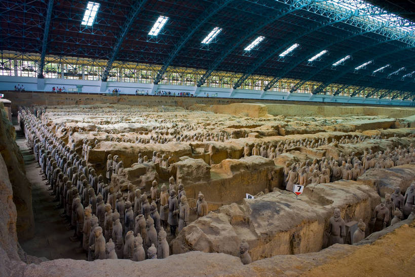 横图,彩色,室内,特写,白天,旅游,度假,名胜古迹,标志建筑,地标,建筑,雕塑,兵马俑,西安,中国,亚洲,许多,士兵,局部,遗迹,艺术,装饰,雕刻,雕像,浮雕,塑像,泥土,文化遗产,艺术品,很多,古迹,历史,文物,娱乐,建设,古建筑,建筑物,古代,工艺品,享受,休闲,旅游胜地,放松,摄影,古董,纪念,战士,美术,古物,文明,中国文化,主题,陈列,古玩,古文明,东亚,武装,陕西,陕西省,军队,中华人民共和国,功能,美学,古远,古代文明,一致,男人,男性,彩图,旅行,传统文化,服从,bj174