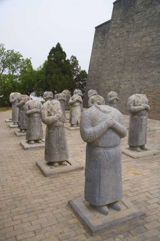 竖图,彩色,室外,特写,白天,旅游,石头,道路,建筑,路,雕塑,兵马俑,西安,中国,亚洲,局部,艺术,装饰,雕刻,雕像,浮雕,石子,塑像,图案,图形,泥土,文化遗产,纪念碑,艺术品,历史,建筑物,古代,工艺品,墓地,竖,摄影,纪念,美术,固定,陵墓,中国文化,主题,陈列,东亚,结实,陕西,陕西省,秦始皇陵,西安市,临潼,骊山,中华人民共和国,省会,功能,美学,安稳,牢固,可靠,西北地区,陕,古远,古代文明,巩固,坚固,牢靠,石,石块,彩图,旅行,临潼区,传统文化,秦陵,bj174