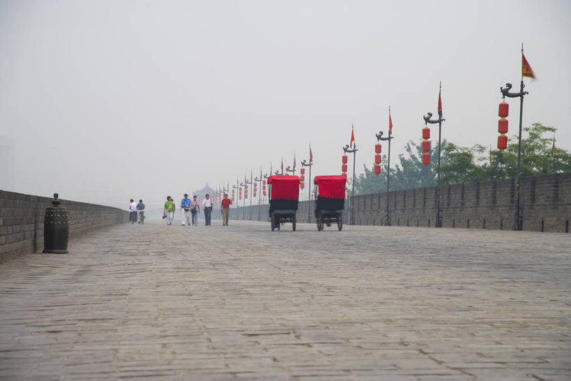 横图,彩色,室外,白天,旅游,安全,城市,建筑,西安,中国,亚洲,风俗,破旧,陈旧,民俗,墙,文化遗产,黄包车,防护,历史,城墙,建筑物,古代,人力车,摄影,城,固定,残破,中国文化,东亚,结实,陕西,中华人民共和国,安稳,牢固,可靠,古远,古代文明,巩固,坚固,牢靠,彩图,旅行,传统文化,bj174