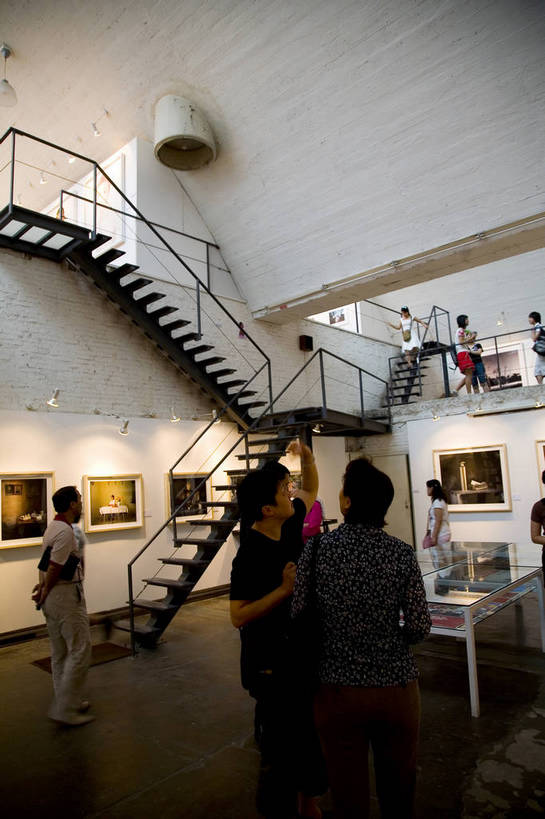 博物馆,家,竖图,彩色,白天,旅游,时尚,水,桌子,城市,地标,建筑,油画,北京,中国,亚洲,破旧,艺术,陈旧,标志,雕像,符号,塑像,房屋,屋子,艺术品,首都,流行,漂亮,标识,楼房,石雕,展品,建筑物,住宅,展示,潮流,竖,摄影,展览,美术,时髦,残破,美术馆,中国文化,美术品,画廊,陈列,东亚,发展,首府,中华人民共和国,时兴,发达,版画,设计,彩图,旅行,房子,798艺术区,传统文化,bj174