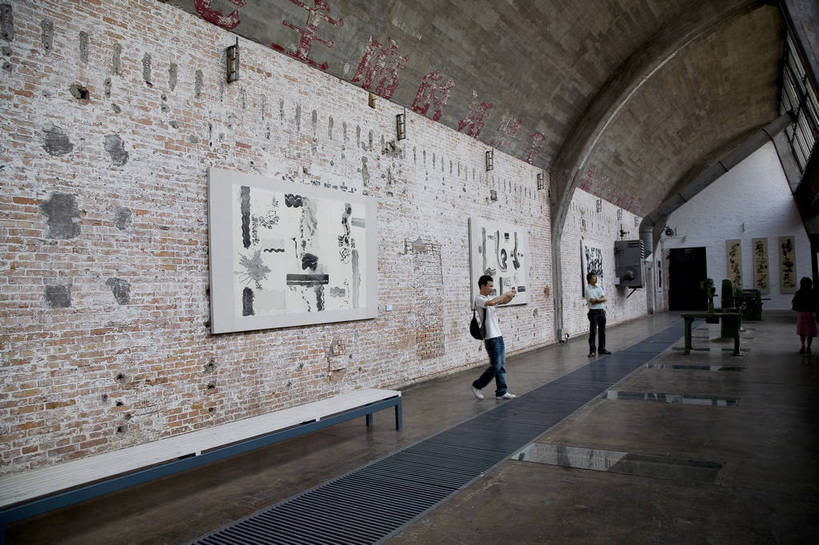 博物馆,家,横图,彩色,白天,旅游,时尚,水,桌子,城市,地标,建筑,油画,北京,中国,亚洲,破旧,艺术,陈旧,标志,雕像,符号,塑像,房屋,屋子,艺术品,首都,流行,漂亮,标识,楼房,石雕,展品,建筑物,住宅,展示,潮流,摄影,展览,美术,时髦,残破,美术馆,中国文化,美术品,画廊,陈列,东亚,发展,首府,中华人民共和国,时兴,发达,版画,设计,彩图,旅行,房子,798艺术区,传统文化,bj174