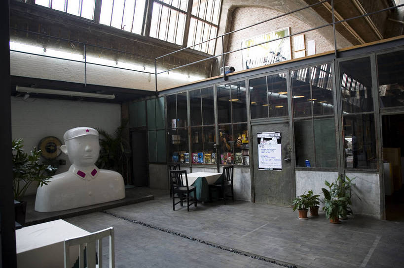 博物馆,家,横图,彩色,白天,旅游,时尚,水,桌子,城市,地标,建筑,油画,北京,中国,亚洲,破旧,艺术,陈旧,标志,雕像,符号,塑像,房屋,屋子,艺术品,首都,流行,漂亮,标识,楼房,石雕,展品,建筑物,住宅,展示,潮流,摄影,展览,美术,时髦,残破,美术馆,中国文化,美术品,画廊,陈列,东亚,发展,首府,中华人民共和国,时兴,发达,版画,设计,彩图,旅行,房子,798艺术区,传统文化,bj174