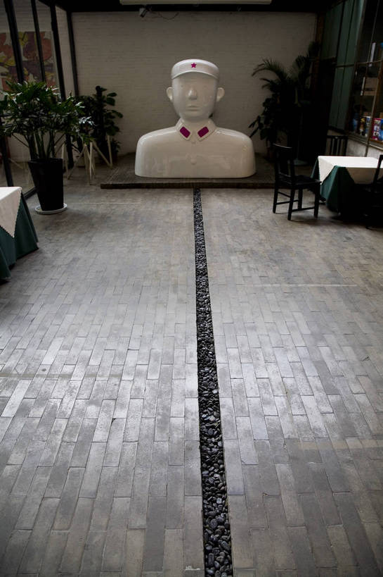 博物馆,家,竖图,彩色,白天,旅游,时尚,水,桌子,城市,地标,建筑,油画,北京,中国,亚洲,破旧,艺术,陈旧,标志,雕像,符号,塑像,房屋,屋子,艺术品,首都,流行,漂亮,标识,楼房,石雕,展品,建筑物,住宅,展示,潮流,竖,摄影,展览,美术,时髦,残破,美术馆,中国文化,美术品,画廊,陈列,东亚,发展,首府,中华人民共和国,时兴,发达,版画,设计,彩图,旅行,房子,798艺术区,传统文化,bj174