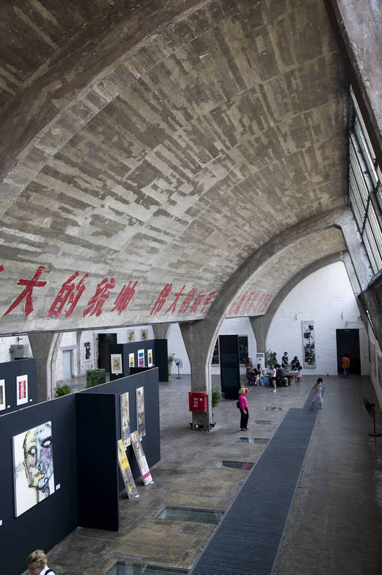 博物馆,家,竖图,彩色,白天,旅游,时尚,水,桌子,城市,地标,建筑,油画,北京,中国,亚洲,破旧,艺术,陈旧,标志,雕像,符号,塑像,房屋,屋子,艺术品,首都,流行,漂亮,标识,楼房,石雕,展品,建筑物,住宅,展示,潮流,竖,摄影,展览,美术,时髦,残破,美术馆,中国文化,美术品,画廊,陈列,东亚,发展,首府,中华人民共和国,时兴,发达,版画,设计,彩图,旅行,房子,798艺术区,传统文化,bj174