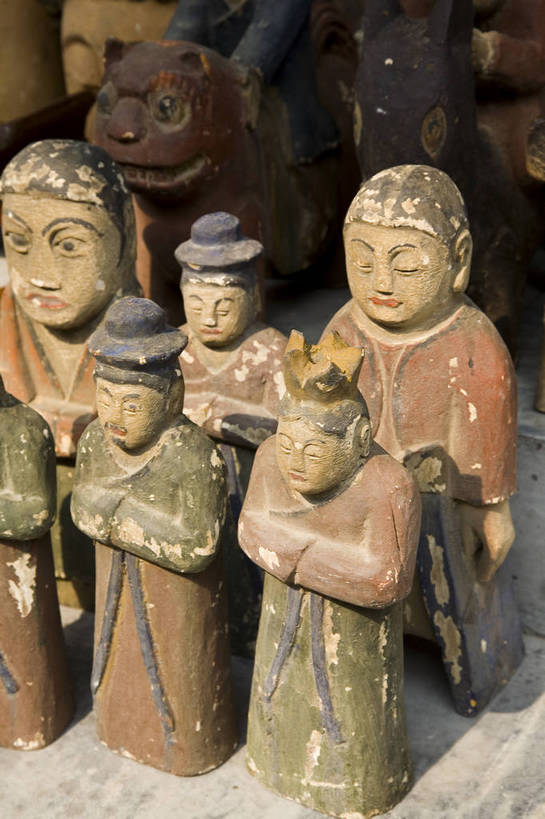 竖图,彩色,室外,白天,购物,消费,雕塑,北京,兵马俑,中国,亚洲,许多,雕刻,雕像,塑像,泥土,集市,市场,首都,很多,佛,货物,古玩市场,零售,竖,金融,摄影,佛教,挑选,中国文化,选择,选购,贸易,东亚,中华人民共和国,北京市,京,北平,华北地区,朝阳区,血拼,变化,差别,跳蚤市场,彩图,北京潘家园旧货市场,潘家园街道,潘家园旧货市场,传统文化,二手货,旧货,bj174