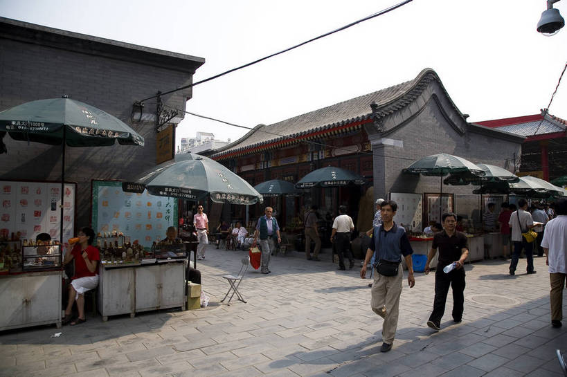 横图,彩色,购物,消费,道路,街道,路,公路,北京,中国,亚洲,许多,集市,市场,交通,首都,很多,古玩市场,零售,金融,摄影,古董,挑选,古物,中国文化,选择,选购,贸易,古玩,东亚,中华人民共和国,北京市,京,北平,华北地区,朝阳区,血拼,变化,差别,跳蚤市场,马路,彩图,北京潘家园旧货市场,潘家园街道,潘家园旧货市场,传统文化,bj174