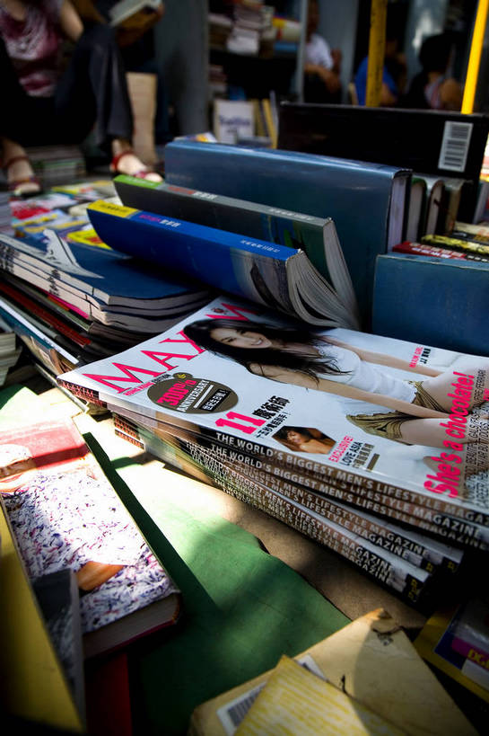 竖图,彩色,室外,白天,购物,消费,北京,中国,亚洲,许多,破旧,陈旧,集市,市场,首都,很多,广告,古玩市场,零售,竖,金融,摄影,古董,挑选,古物,旧的,残破,中国文化,选择,选购,贸易,古玩,东亚,中华人民共和国,北京市,京,北平,华北地区,朝阳区,血拼,变化,差别,跳蚤市场,书,彩图,北京潘家园旧货市场,潘家园街道,潘家园旧货市场,招贴,传统文化,bj174